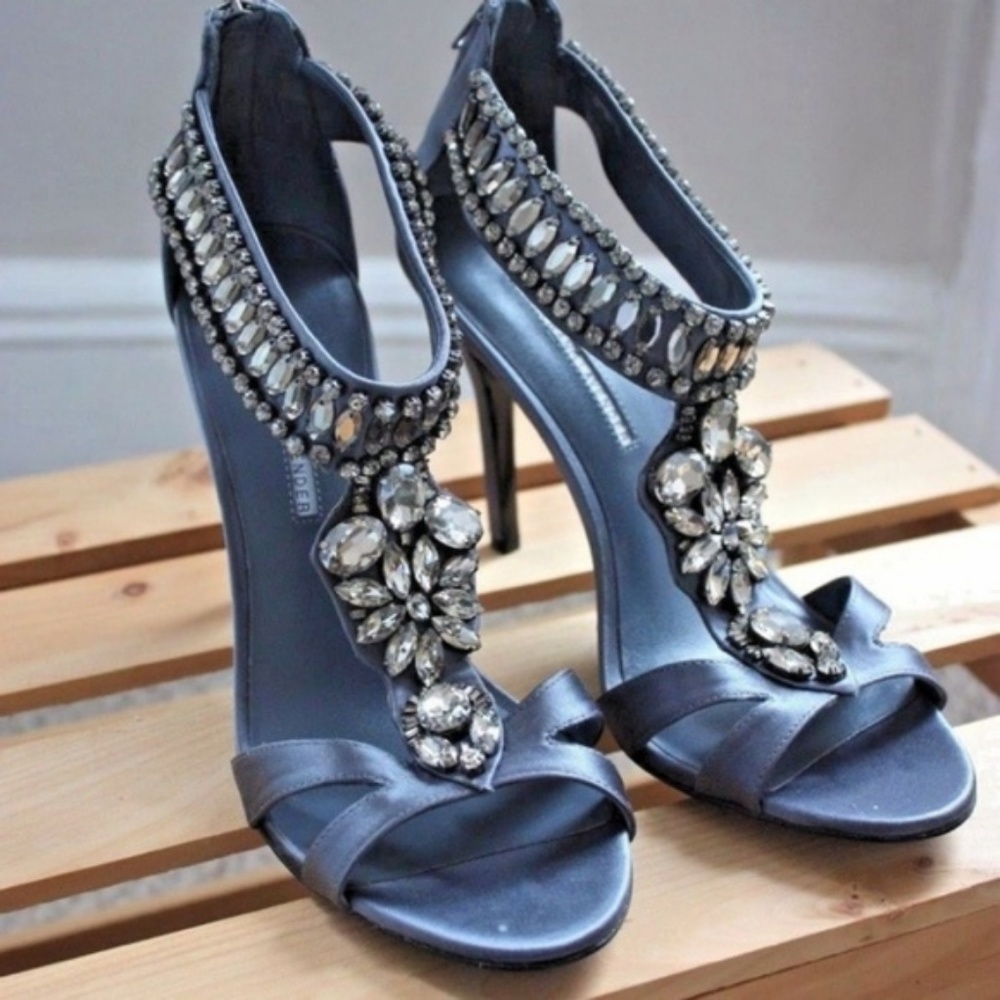 VERA WANG Haylee CRYSTAL HEELS SANDALS wedding evening NEW 9 M